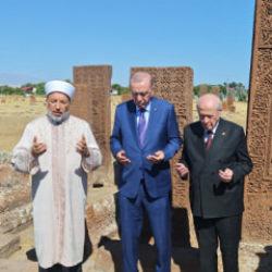 Cumhurbaşkanı Erdoğan ve Devlet Bah&ccedil;eli Ahlat Sel&ccedil;uklu Kabristanı'nda
