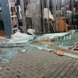 Direksiyon hakimiyetini kaybeden s&uuml;r&uuml;c&uuml; d&uuml;kkana girdikten sonra firar etti