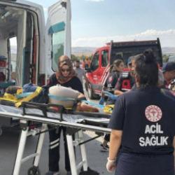 Elazığ'da minib&uuml;s ile hafif ticari ara&ccedil; &ccedil;arpıştı: 7 yaralı