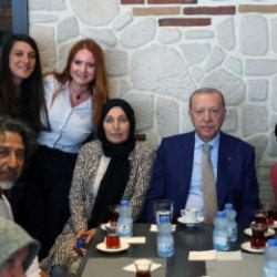 Erdoğan'dan &Ccedil;engelk&ouml;y'de esnaf ziyareti: &Ccedil;ocuklara har&ccedil;lık ve hediye