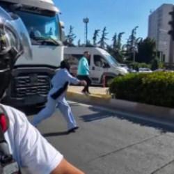 Esenyurt'ta faciadan d&ouml;n&uuml;ld&uuml;: Tırın altında kalmaktan son anda kurtuldu