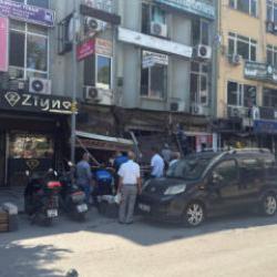 G&ouml;lc&uuml;k'te klima montajı sırasında &ccedil;&ouml;kme: 2 usta yaralandı