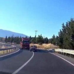 Hatalı sollama faciaya sebep oluyordu: Kafa kafaya &ccedil;arpışmadan saniyelerle kurtuldular