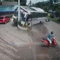Hindistan&rsquo;da trafik faciası: Bir anlık sorumsuzluk otob&uuml;s&uuml; bi&ccedil;ti!