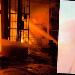 İneg&ouml;l'de m&uuml;h&uuml;rl&uuml; boya fabrikasında korkutan patlama kamerada