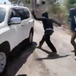 İsrailli işgalciler sınır tanımıyor: Uluslararası basına ve sivillere taşlı sopalı pusu