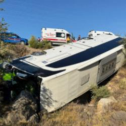 İzmir'de otob&uuml;sle &ccedil;arpışan otomobildeki 2 kişi &ouml;ld&uuml;