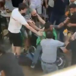 Kadık&ouml;y&rsquo;de kuryeye meydan dayağı: Sokak ortasında tekme yumruk saldırdılar!
