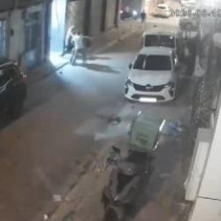 Kadına şiddeti engellemek isteyen polisleri bı&ccedil;akladılar: 4 ş&uuml;pheli tutuklandı