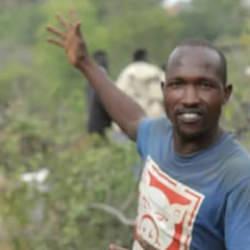 Kenya'da ke&ccedil;isini ararken altın buldu: T&uuml;m b&ouml;lgenin kaderi değişti