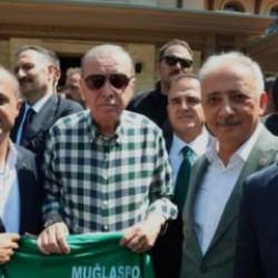 Marmaris&rsquo;te dikkat &ccedil;eken buluşma! Cumhurbaşkanı Erdoğan&rsquo;a &ouml;zel forma hediye edildi