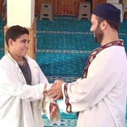 Namaz kılmaya gelen &ccedil;ocuğa imamdan sıcak davranış! O anlar tekrar tekrar oynatıldı 