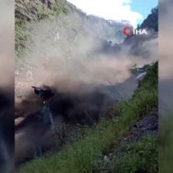 "Yanardağ patlıyor sandık!" Nehir taştı, k&ouml;yler sular altında kaldı