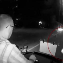 Samsun'da feci &ouml;l&uuml;m kamerada: Bariyerden atladı, otob&uuml;s&uuml;n altında kaldı