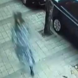 Sultangazi'de akılalmaz hırsızlık: Kadın kıyafetiyle girdiği evden altın &ccedil;aldı
