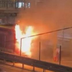 Seyir halindeki metrob&uuml;s alev alev yandı