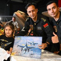 SOLOT&Uuml;RK pilotları İstanbul'da vatandaşlarla buluştu