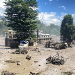 Son dakika... Nepal&rsquo;de baraj patladı: Halka g&uuml;venli y&uuml;ksek kesimlere &ccedil;ıkın &ccedil;ağrısı!