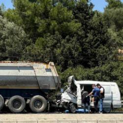 TIR'a arkadan &ccedil;arpan minib&uuml;s&uuml;n s&uuml;r&uuml;c&uuml;s&uuml; &ouml;ld&uuml;