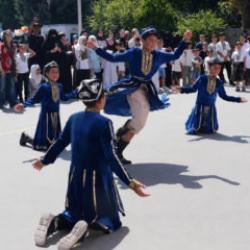 Y&uuml;zlerce Uygur &ccedil;ocuk '3. Uygur Sokak Oyunları Şenliği'nde buluştu