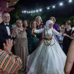 3 g&uuml;n 3 gece s&uuml;ren d&uuml;ğ&uuml;n&uuml;n ardından 5 milyon liralık vurgun iddiası: Gelin g&ouml;zaltında