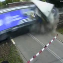Hemzemin ge&ccedil;itte sıkışan tırı tren bi&ccedil;ti!
