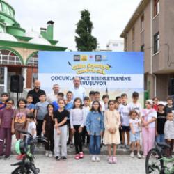 Başkan Altay, &ccedil;ocuklara bisiklet hediye etti