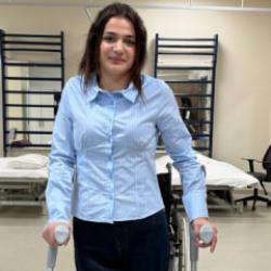 Kars'ta doktorların "y&uuml;r&uuml;yemez" dediği 18 yaşındaki Celyan, ayaklandı 