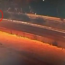 Otomobilin &ccedil;arptığı &ccedil;ocuk ağır yaralandı; kaza kamerada