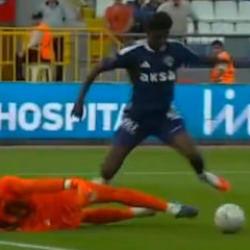Emre Bel&ouml;zoğlu 'Skandal' dedi! Verilmeyen penaltı g&uuml;ndem oldu
