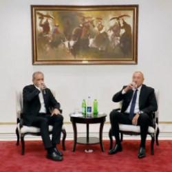 Aliyev ile Pezeşkiyan arasında g&uuml;l&uuml;mseten "su" diyaloğu