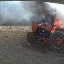 Antalya'da kendi kendine &ccedil;alışan trakt&ouml;r alev topuna d&ouml;nd&uuml;