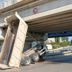 ASKİ kamyonunun damperi k&ouml;pr&uuml;de takılı kaldı