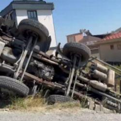 Beylikd&uuml;z&uuml;'nde yol &ccedil;&ouml;kt&uuml;: Beton mikseri şarampole yuvarlandı
