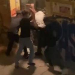 Beyoğlu'nda dehşet: 4 &ccedil;ocuk sokak ortasında gasbettikleri adamı tekme tokat d&ouml;vd&uuml;