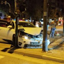 İneg&ouml;l'de iki otomobil &ccedil;arpıştı: Yaralılar var