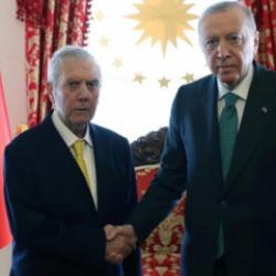 T&uuml;rk futbolunda tarihi buluşma! Cumhurbaşkanı Erdoğan'dan kul&uuml;plere adil rekabet &ccedil;ağrısı