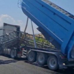 Denizli'de feci kaza: A&ccedil;ık unutulan tır dorsesi EDS levhasını bi&ccedil;ti!