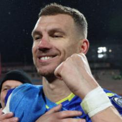Edin Dzeko, Milli Takım&rsquo;dan emekli oluyor! Son ma&ccedil;ını duyurdu