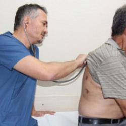 G&ouml;ğ&uuml;s darlığı şikayetiyle gitti, akciğerinden 20 santimetrelik balon &ccedil;ıktı