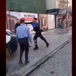 Fatih'te zabıta ile vatandaş sokak ortasında tekme tokat kavga etti