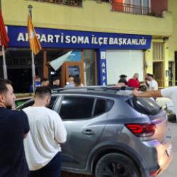 Freni boşalan otomobil AK Parti il&ccedil;e binasına daldı!