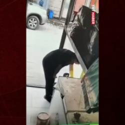 Gaz sızıntısını &ccedil;akmakla kontrol etmek istedi: &Ccedil;in'deki feci patlama kamerada