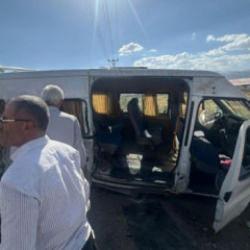 Hakkari'de minib&uuml;s r&ouml;gar &ccedil;ukuruna &ccedil;arptı 6 yaralı