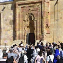 Her g&uuml;n aynı saatte binler Sivas'a akın ediyor! 'Namaz kılan adam' g&ouml;lgesine yoğun ilgi