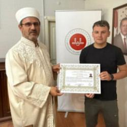 İrlandalı gen&ccedil; bayram namazından etkilenerek M&uuml;sl&uuml;man oldu 