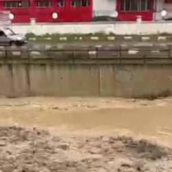 Karayolunu sel vurdu! Dereler taştı, bir ara&ccedil; mahsur kaldı