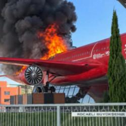 Kocaeli'de korkutan olay: U&ccedil;akPark'taki u&ccedil;ak alev alev yandı