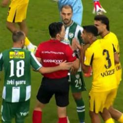 Kurallar alt&uuml;st oldu! Hakemin kararına futbolcular bile inanamadı