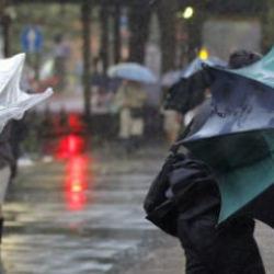 Meteoroloji&rsquo;den 3 b&ouml;lgeye uyarı: Kuvvetli r&uuml;zgar ve sağanak